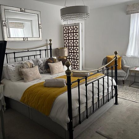 Mademoiselle'S Boutique Holiday Accommodation Уитби Экстерьер фото