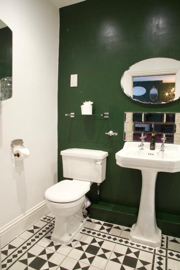 Mademoiselle'S Boutique Holiday Accommodation Уитби Экстерьер фото